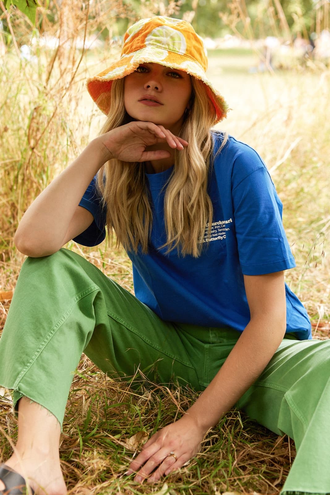 Centre-parted blonde on a sun-warmed set.